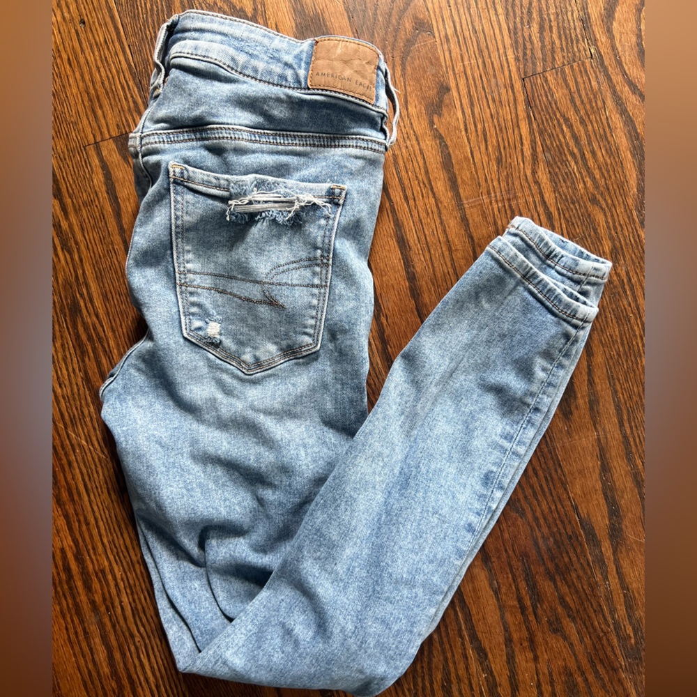 American Eagle size 4 skinny jeans distressed